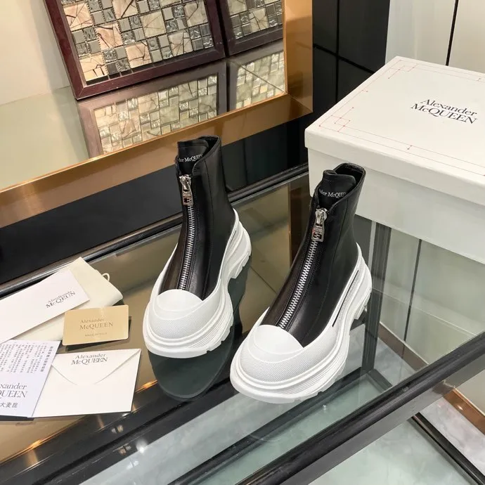 👟👟Ex-factory price 620👟👟 Men +10 🔥4050 McQueen’s new popular women’s boots and couple shoes🔥 Original 1:1 replica, the highest version! AIexanderMcQUEEN✅ products have been certified, endorsed by many celebrities such as Guli Nazha, Wu Lei, and Internet celebrity bloggers, and have fashion models on the T stage of Milan Fashion Week! Front zipper design, easy to wear, 6 cm heel height, comfortable to wear and heighten your legs, fabric: top grain calfskin/ lining: imported sheepskin feet: imported sheepskin, women's size 35-40 (40 must be customized). Men's size 39-45 (45 must be customized). Color: black/white, all black, off-white. Packaging: Matching counter packaging certificate pure cotton bag.